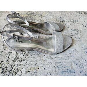 Fiony‎ silver kitten heel sandal size 9w glitter strappy